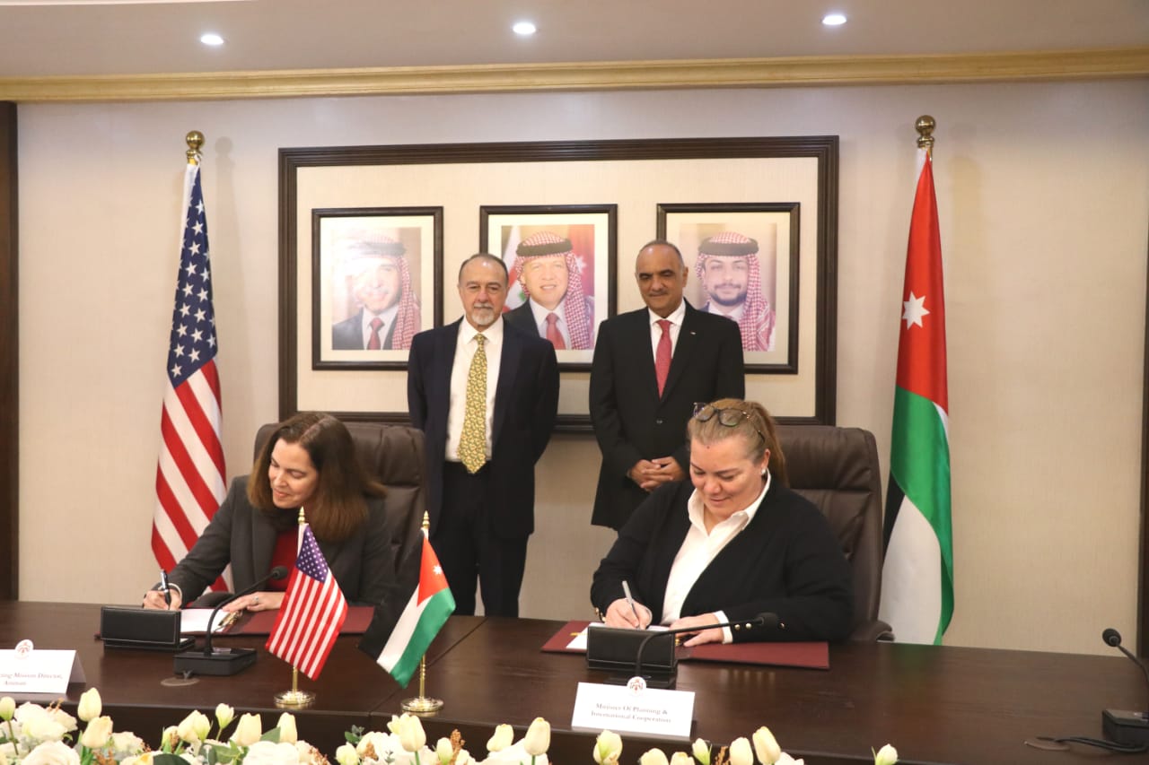 Prime Minister Bisher Al Khasawneh presides over the signing  of  a grant agreement between Jordan and the US on Sunday (Petra photo)